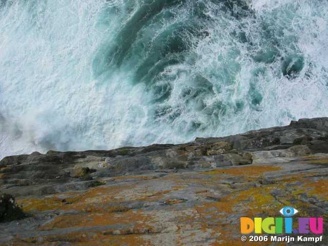 19139 Looking down the cliffs